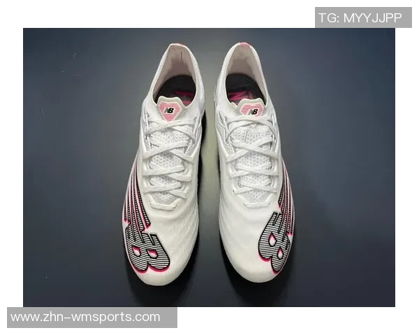 室内平底足球鞋的选择与保养技巧助你提升球场表现与舒适度